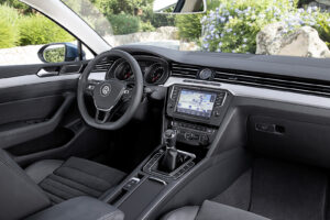 VW Passat B8 volant a přístrojový štít