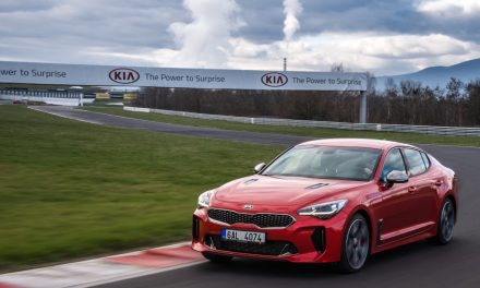Tři desítky prodaných vozů KIA Stinger: červený šestiválec kraluje