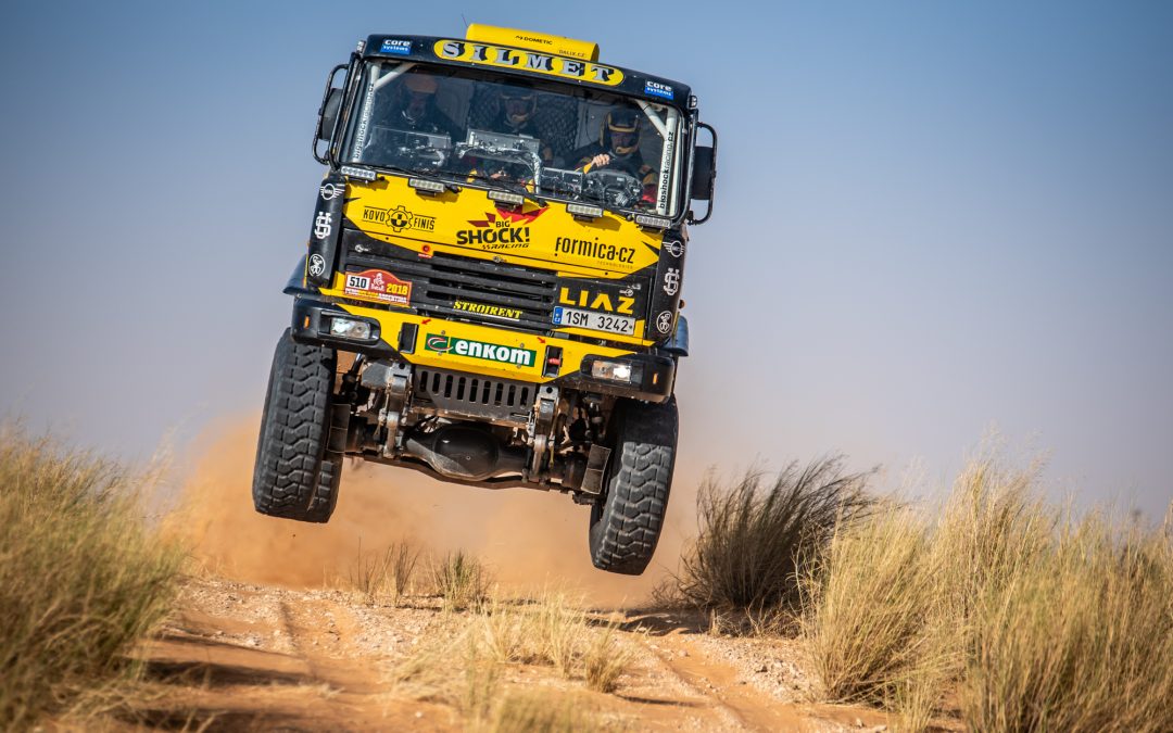 Macík v Africe otestoval nový výkon kamionu. Brabec prošel školou navigace